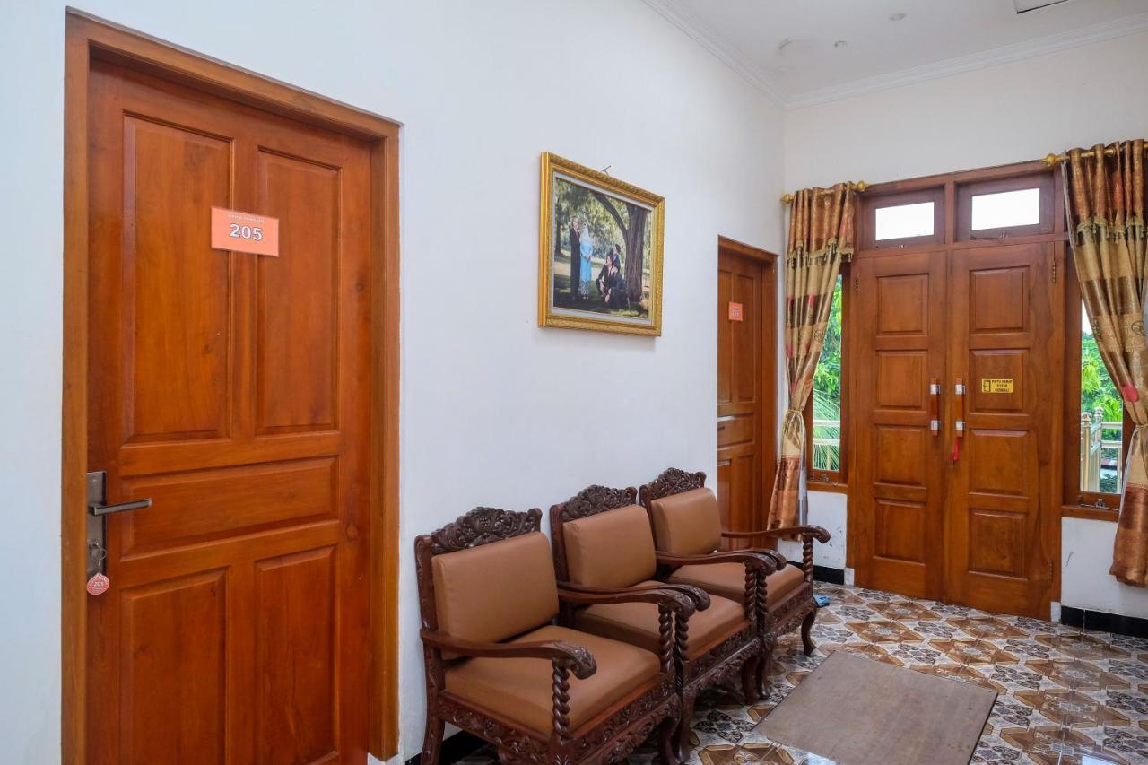 Reddoorz Syariah @ Griya Thamrin Manahan Solo Ngoại thất bức ảnh