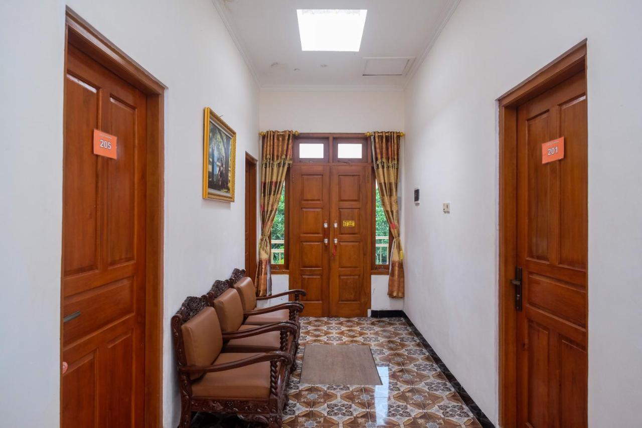 Reddoorz Syariah @ Griya Thamrin Manahan Solo Ngoại thất bức ảnh